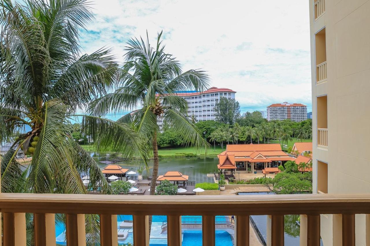 Dusit Thani Hua Hin Csaam Kültér fotó View of the pool and the lake from the hotel