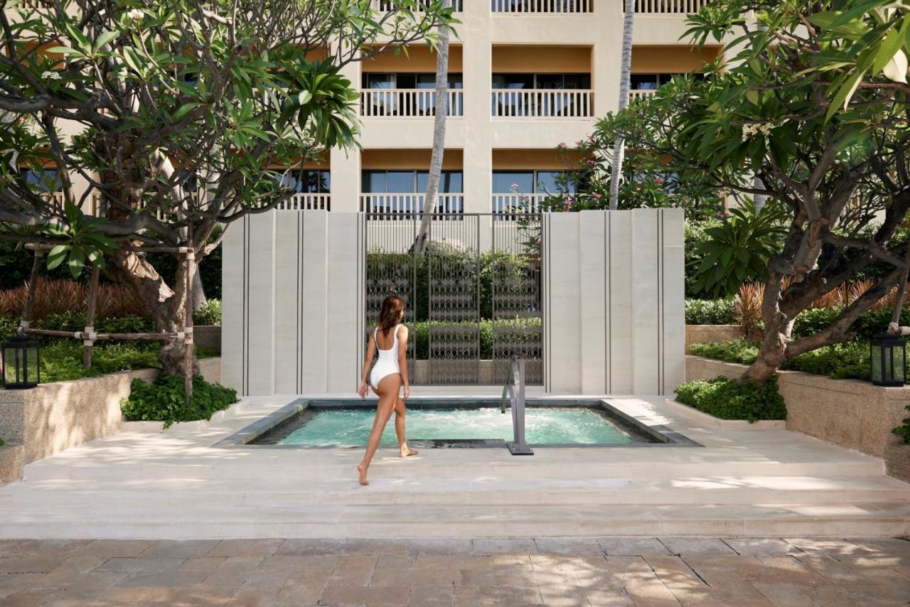Dusit Thani Hua Hin Csaam Kültér fotó The swimming pool at the hotel