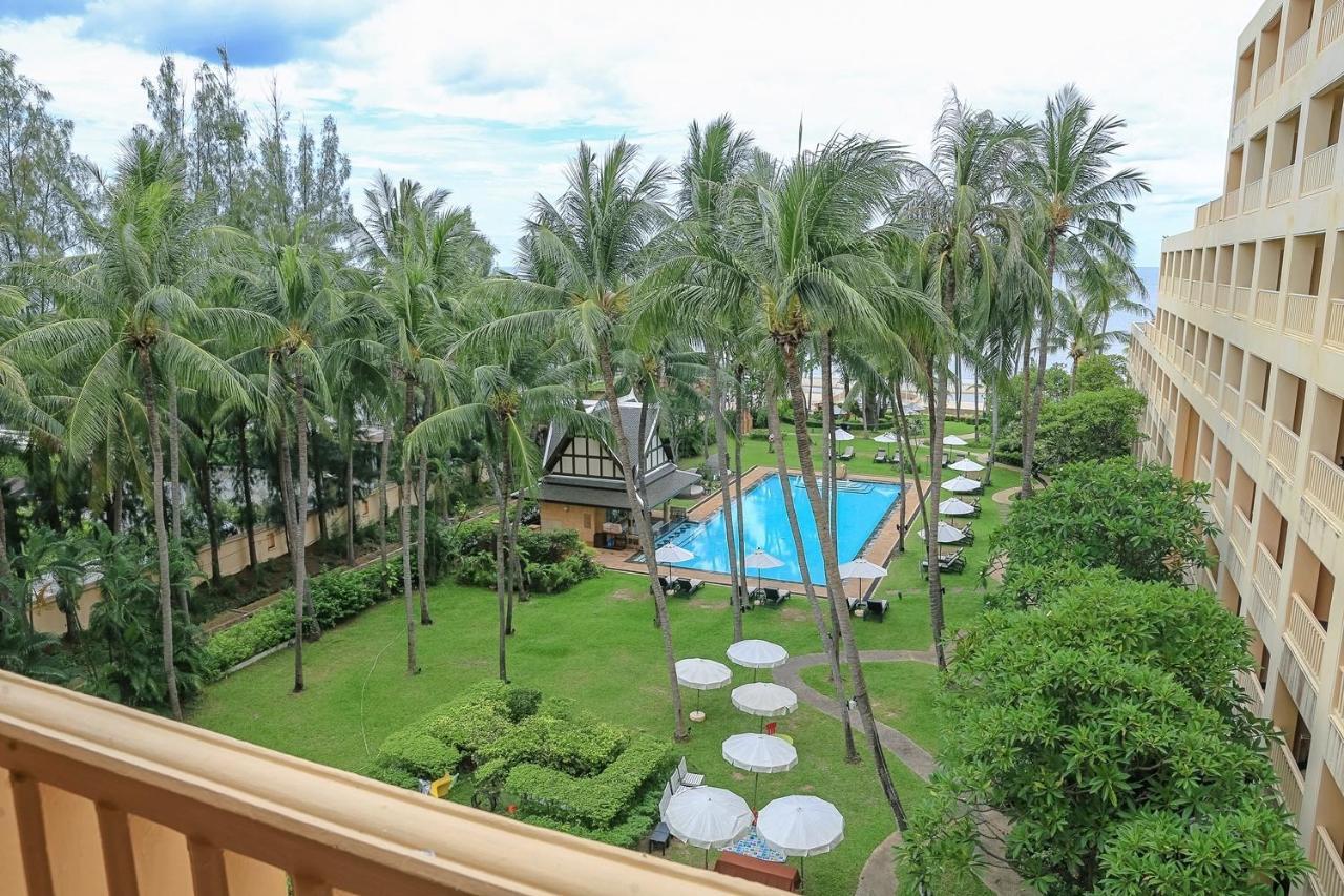 Dusit Thani Hua Hin Csaam Kültér fotó The pool at the Royal Paradise Hotel & Spa