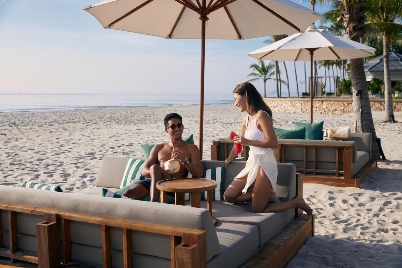 Dusit Thani Hua Hin Csaam Kültér fotó Beachfront lounge at the InterContinental Resort