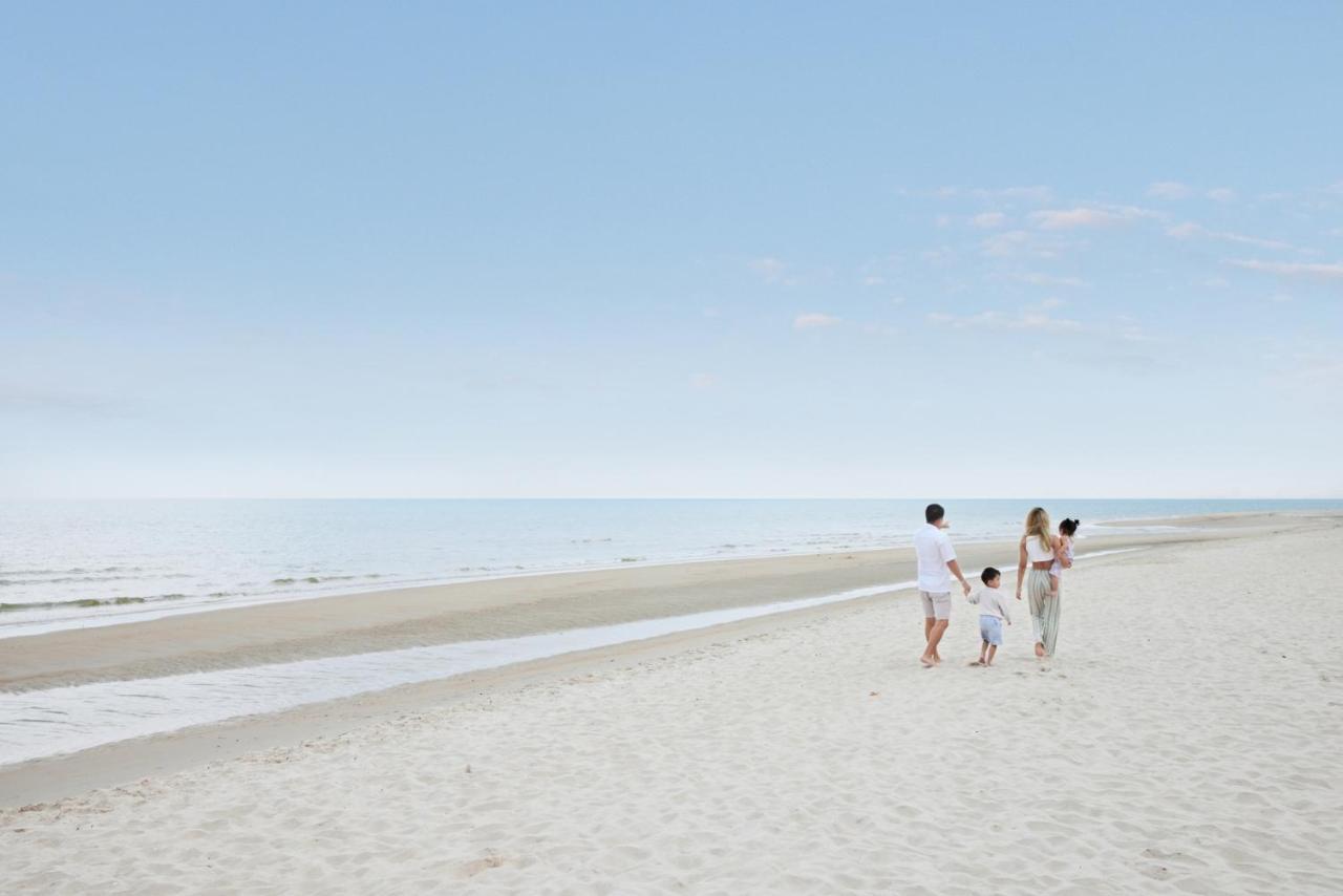 Dusit Thani Hua Hin Csaam Kültér fotó Family on the beach