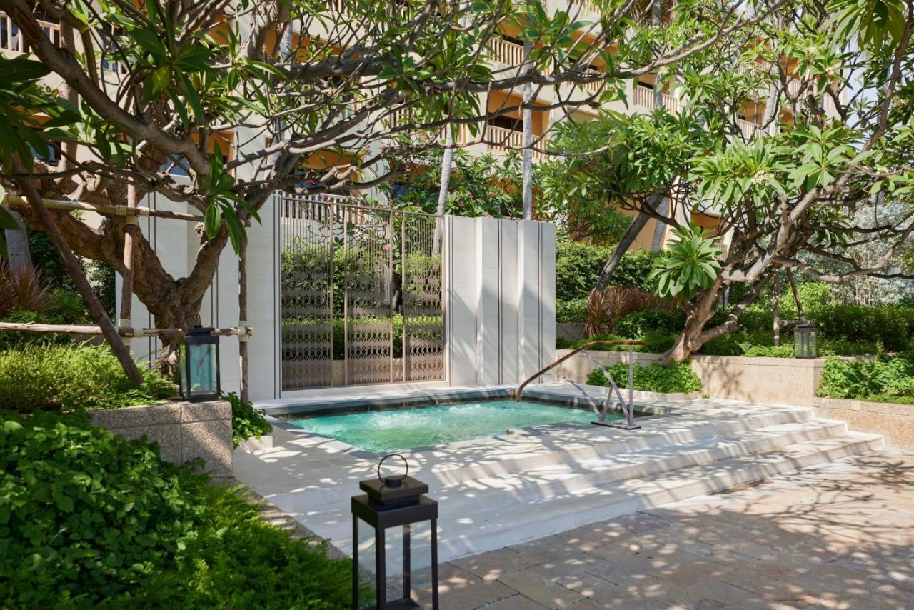 Dusit Thani Hua Hin Csaam Kültér fotó The hotel's swimming pool