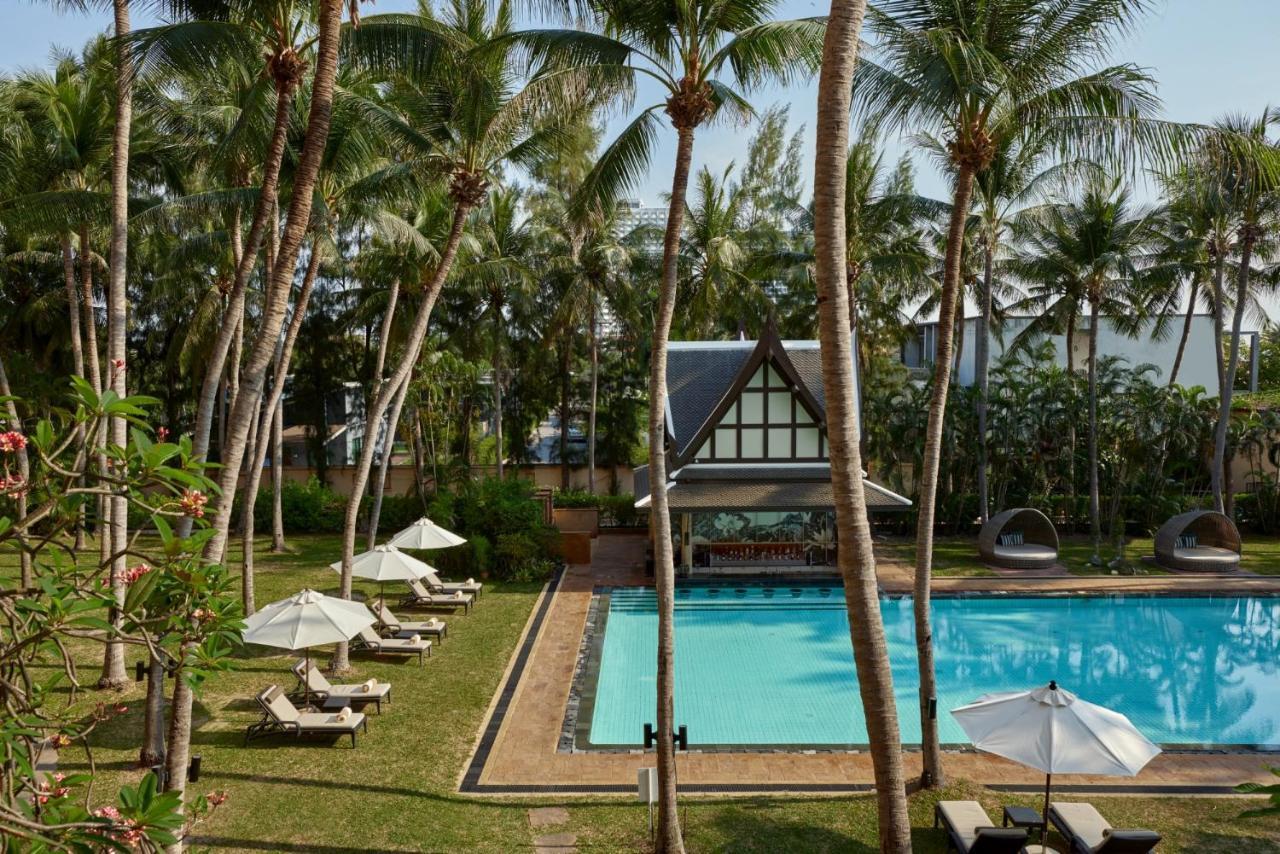 Dusit Thani Hua Hin Csaam Kültér fotó The swimming pool at the hotel