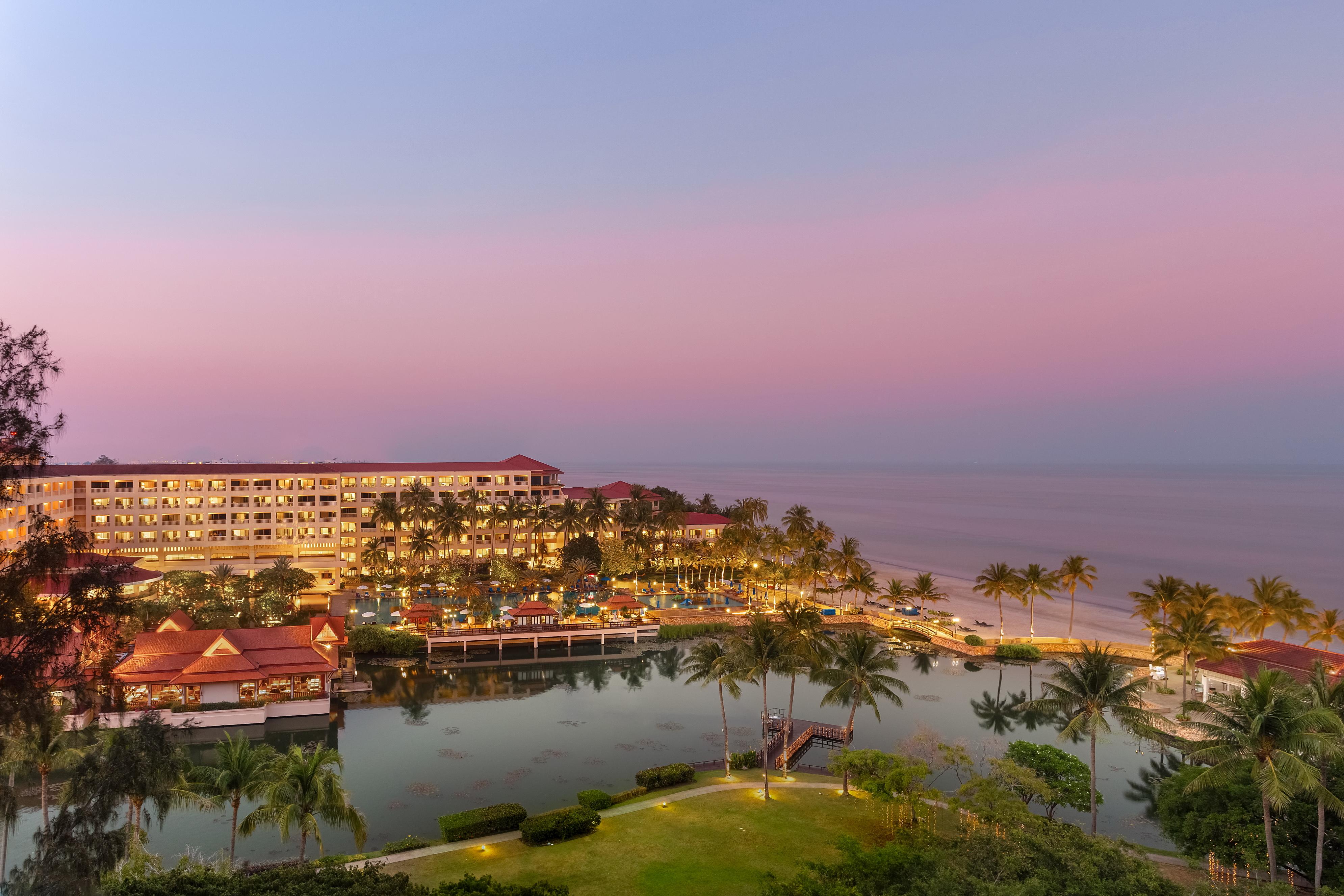 Dusit Thani Hua Hin Csaam Kültér fotó Royal Cliff Beach Hotel