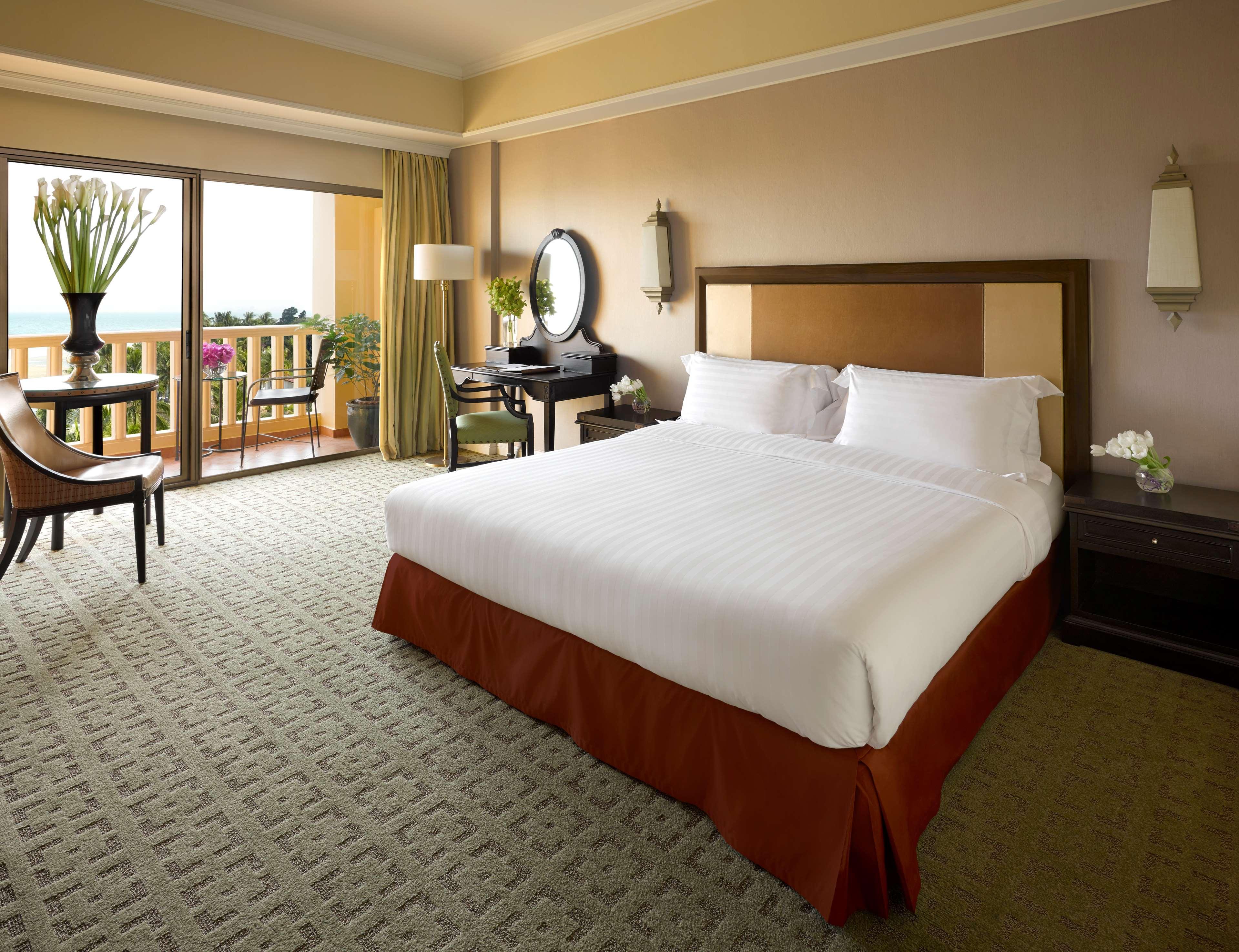 Dusit Thani Hua Hin Csaam Kültér fotó A guest room at the Conrad Punta del Este Resort and Spa
