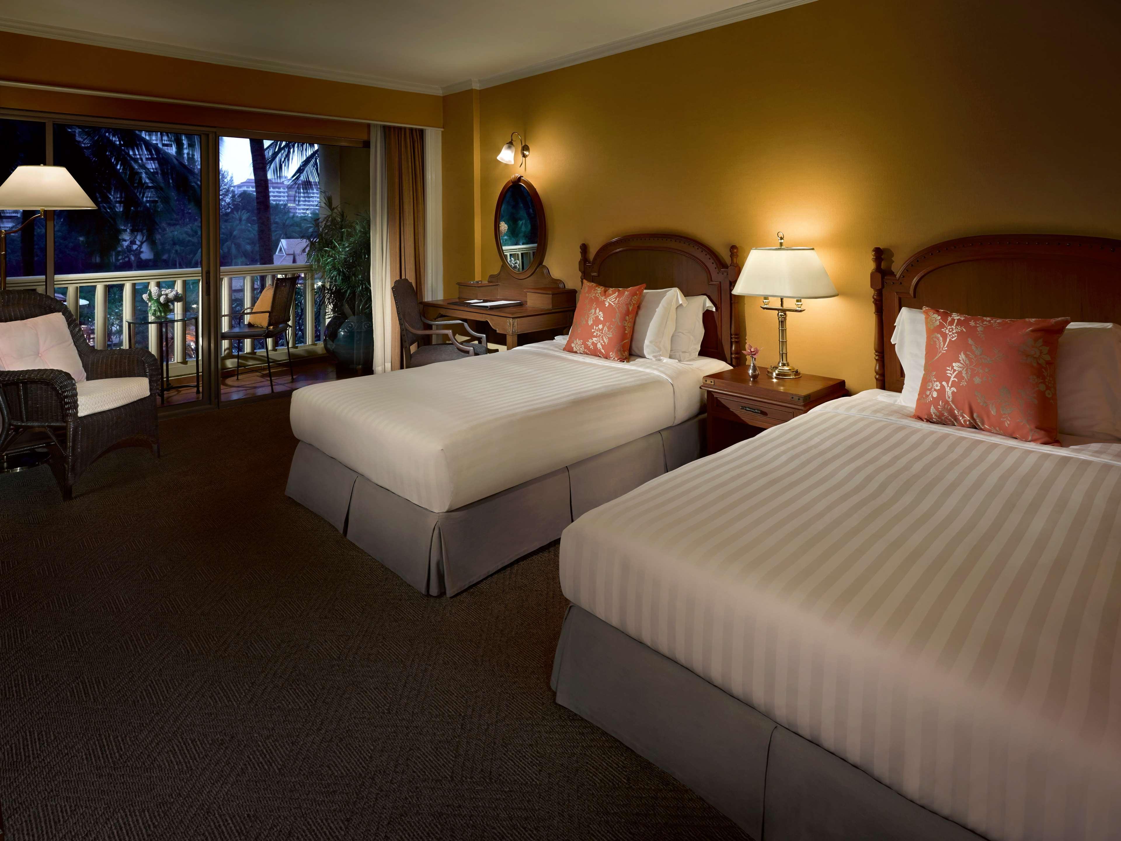 Dusit Thani Hua Hin Csaam Kültér fotó A guest room at the Disney's Newport Bay Club