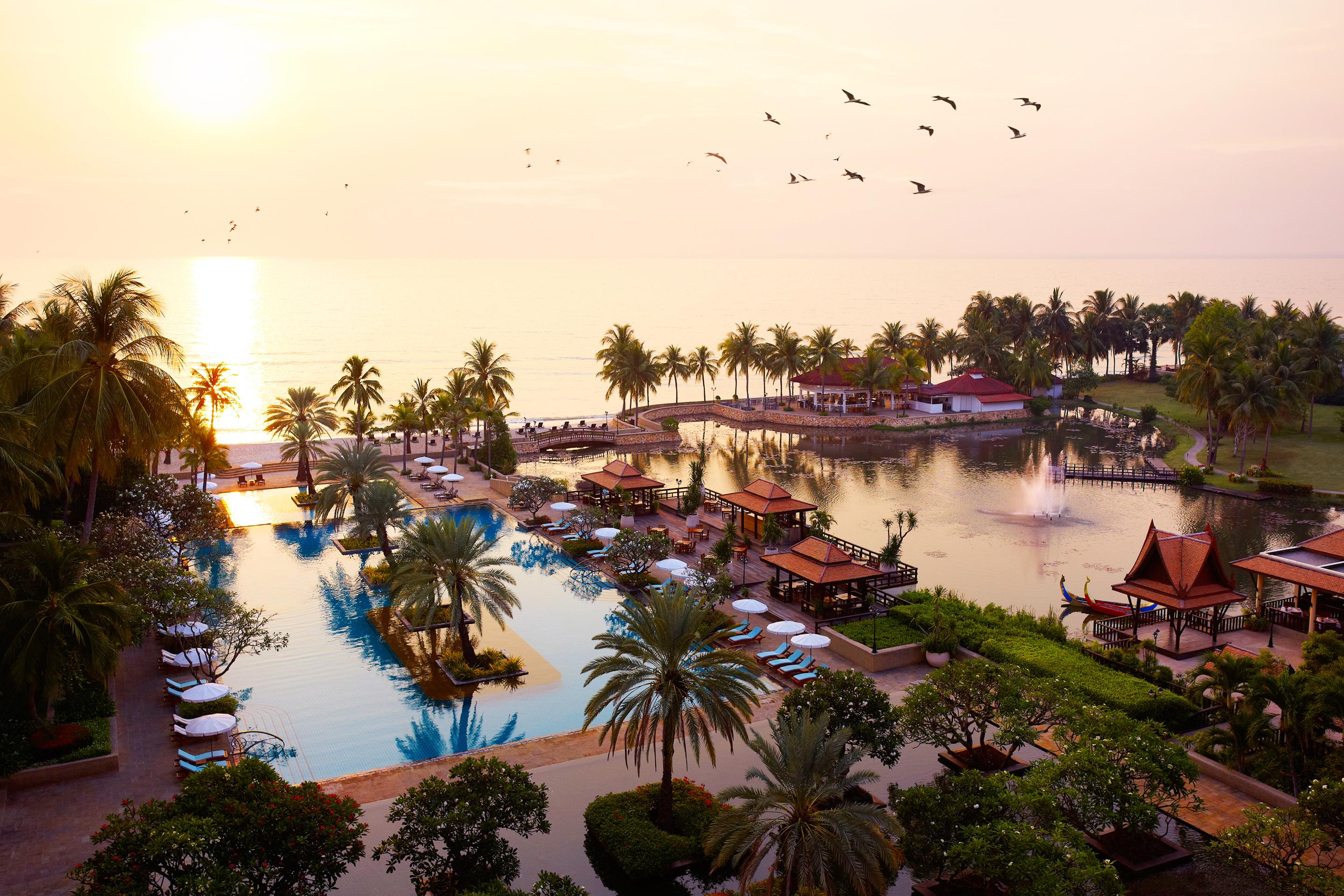 Dusit Thani Hua Hin Csaam Kültér fotó Royal Cliff Beach Hotel