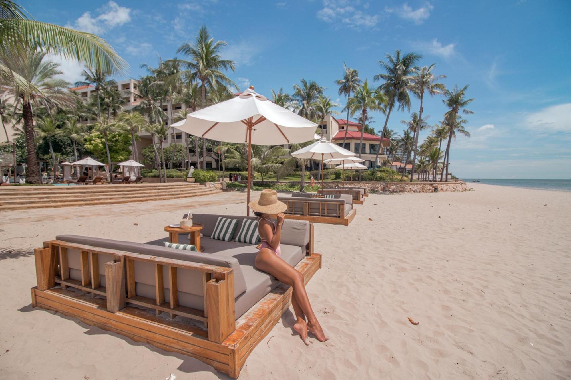 Dusit Thani Hua Hin Csaam Kültér fotó Beach at the InterContinental Danang Sun Peninsula Resort
