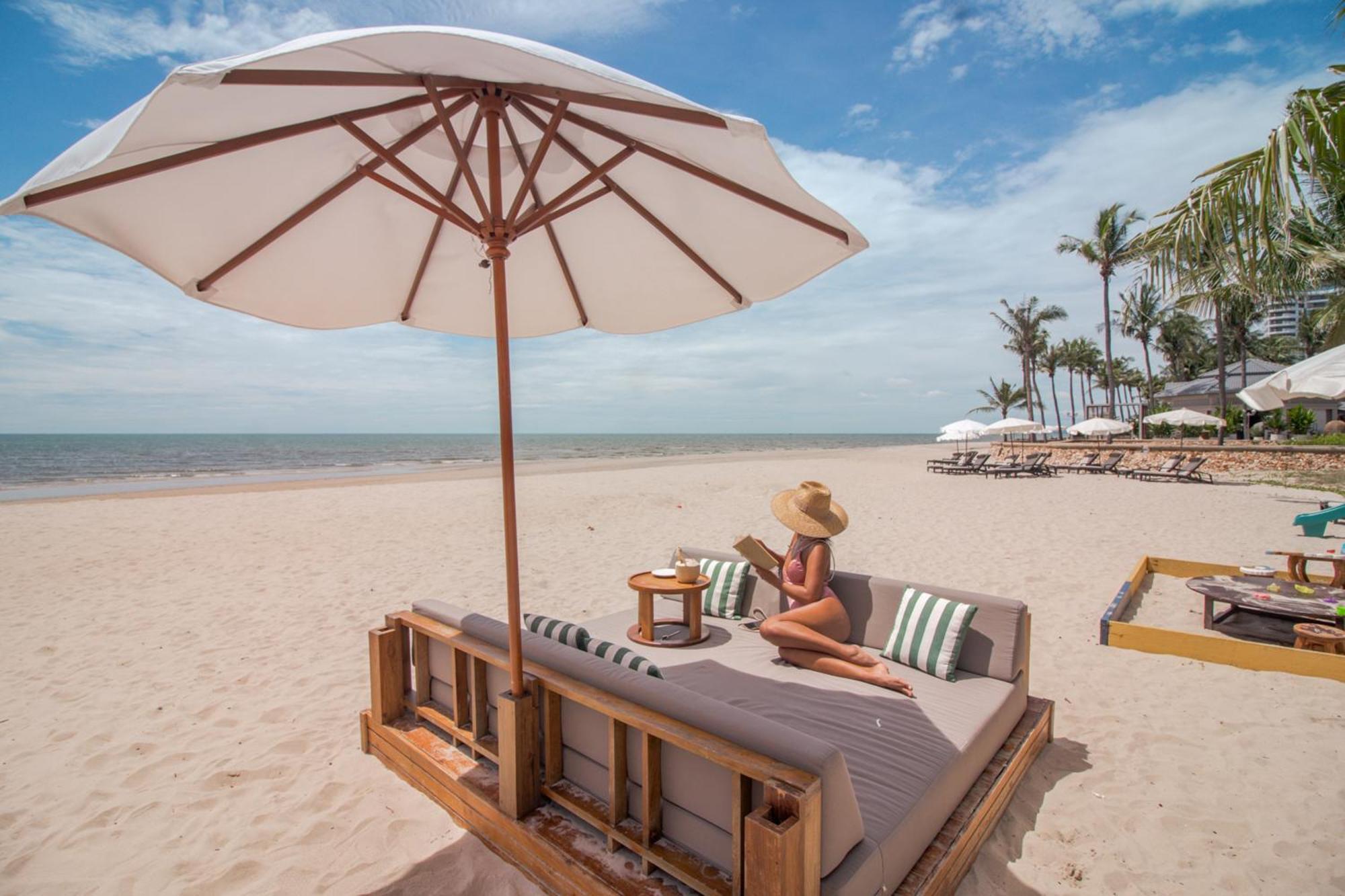 Dusit Thani Hua Hin Csaam Kültér fotó Beach at the hotel