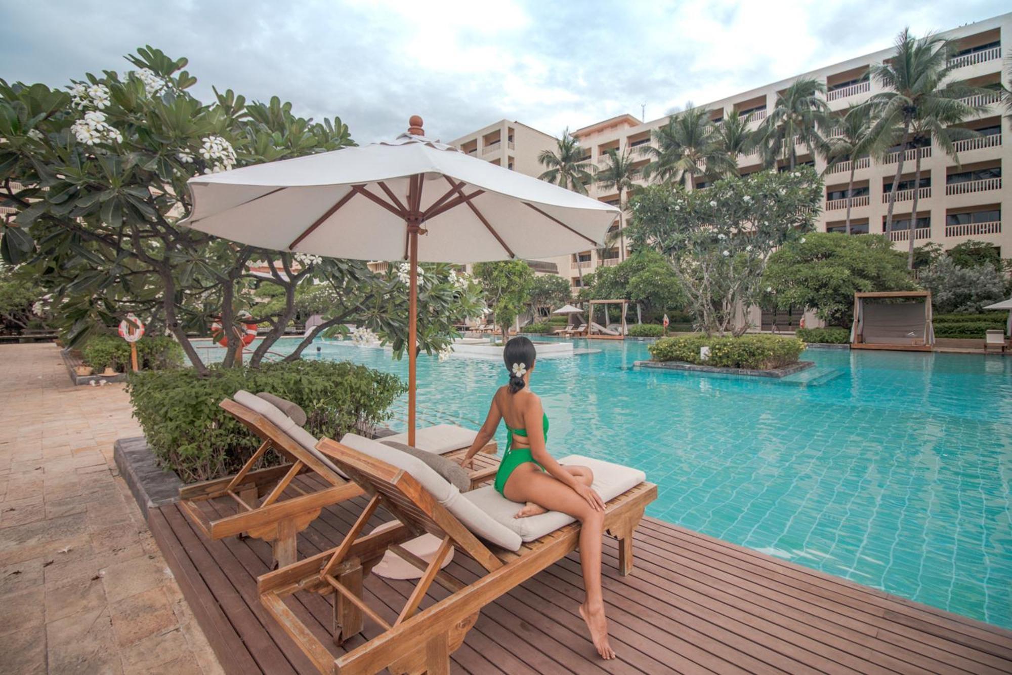 Dusit Thani Hua Hin Csaam Kültér fotó The pool at the resort