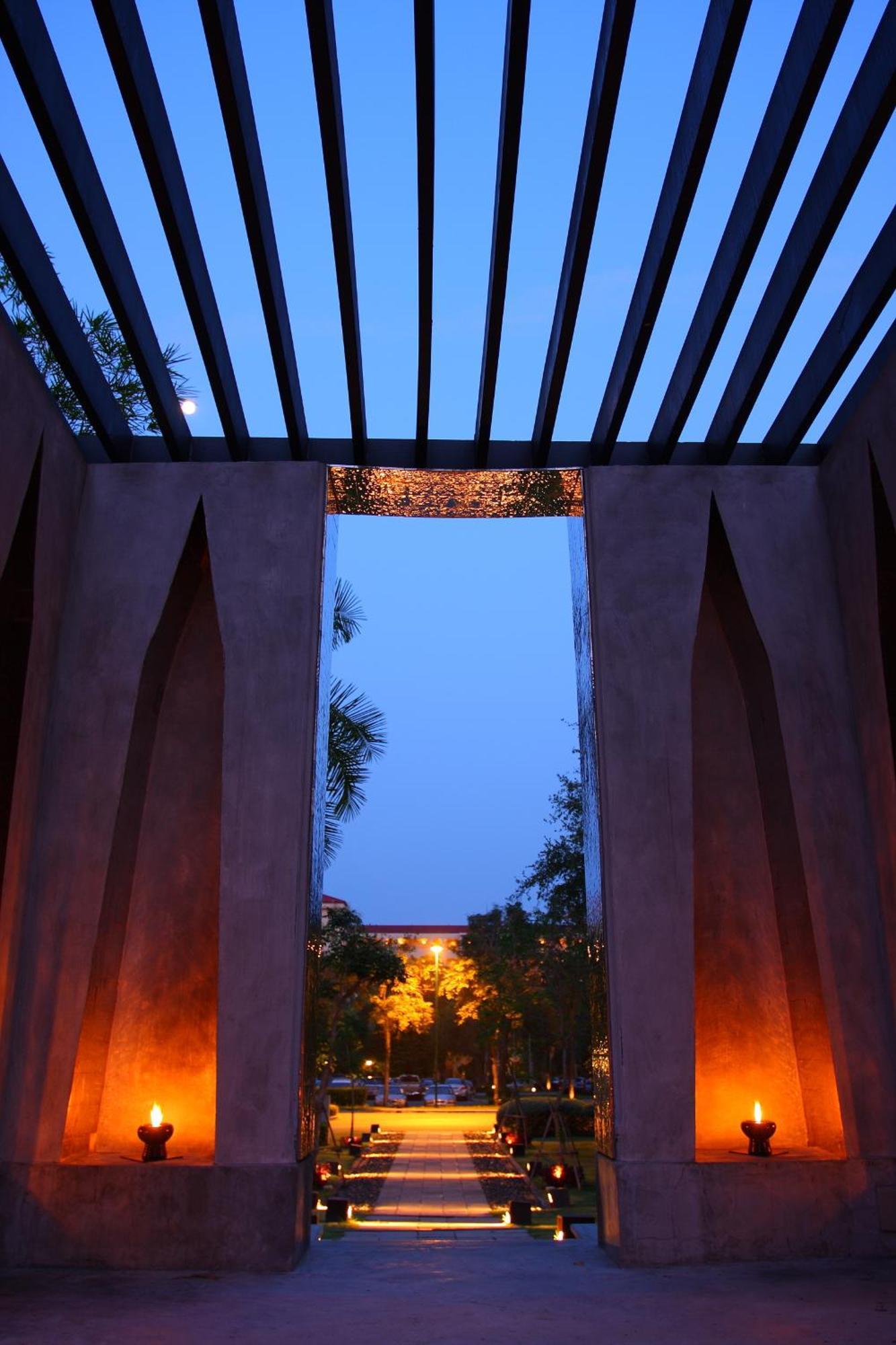 Dusit Thani Hua Hin Csaam Beltér fotó The view from the memorial